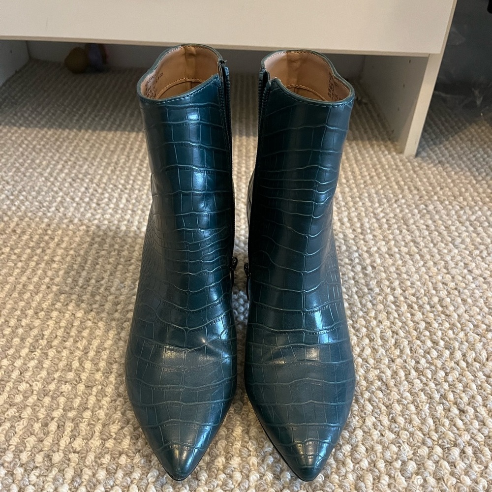 Steve Madden size 7 navy blue crocodile boot